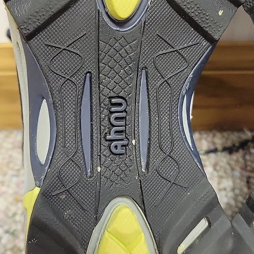 Ahnu step into